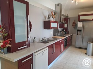 Refrigerador, microondas, lavavajillas y cafetera y tetera 