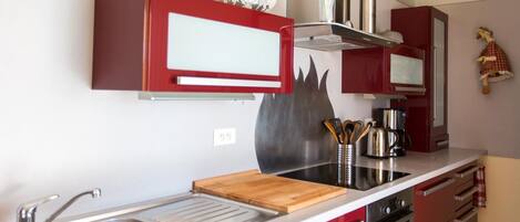 Een koelkast, een magnetron, een vaatwasser