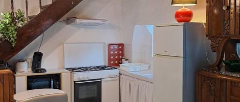 Réfrigérateur, micro-ondes, cafetière/bouilloire, grille-pain