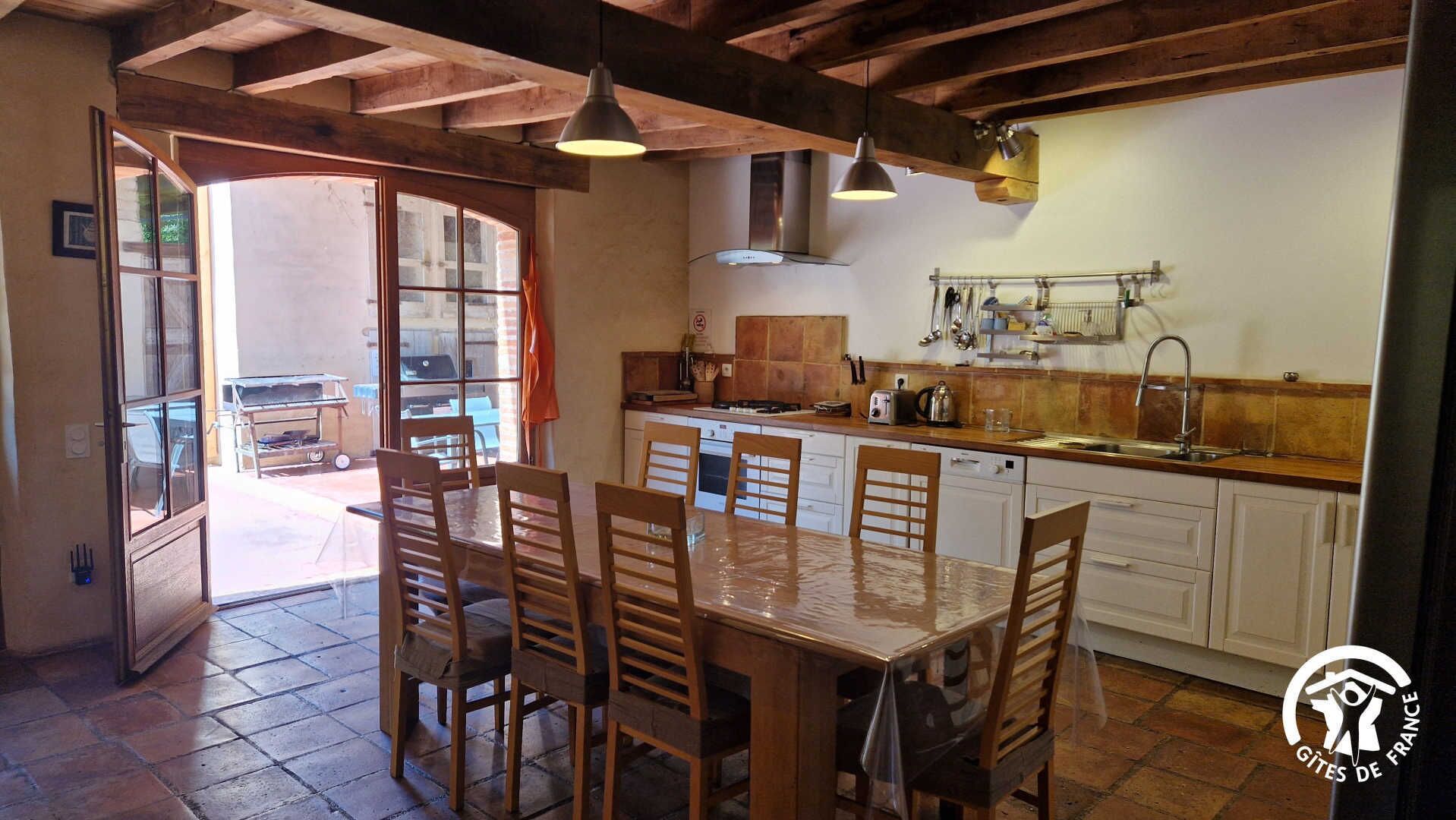 Een koelkast, een microgolfoven, een oven, een vaatwasser