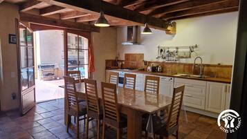 Een koelkast, een microgolfoven, een oven, een vaatwasser