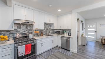 Mikrowelle, Ofen, Herdplatte, Geschirrspüler