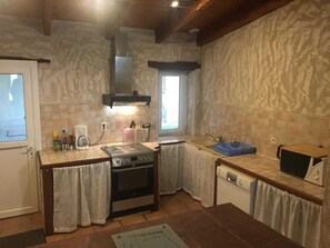 ثلاجة، ميكروويف، فرن، غسالة أطباق