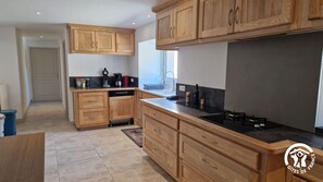 Mikrobølgeovn, ovn, opvaskemaskine, kaffe-/temaskine