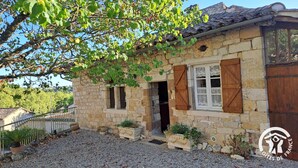 A stone house with wooden shutters, a gravel driveway, and a small garden area. - La Vigneronne - CESTAYROLS (CESTAYROLS)