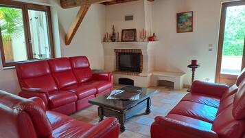 TV, fireplace