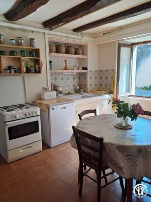 Fridge, microwave, oven, dishwasher - Les Bons Enfants - VENES (VENES)