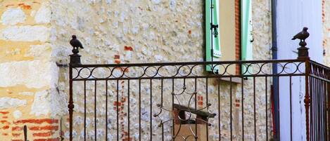 تفاصيل الفندق من الخارج