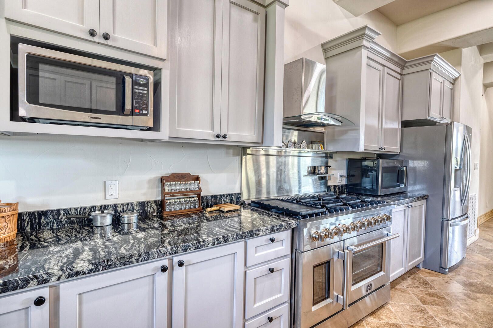 Kjøleskap, mikrobølgeovn, ovn og kokeplater