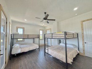 7 bedrooms, WiFi, bed sheets