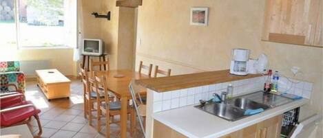 Een koelkast, een microgolfoven, een vaatwasser