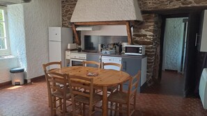 Kjøleskap, mikrobølgeovn, ovn og oppvaskmaskin