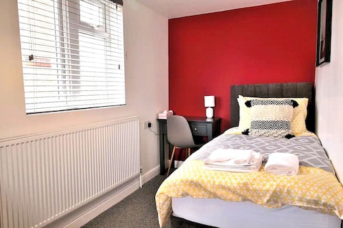 Single Room Shared Bathroom - Hamilton