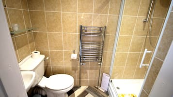 Douche, sèche-cheveux, serviettes fournies, savon