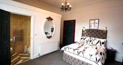 Double Room with Private Bathroom - Hamilton