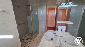 Shower - Les Barreaux - MONTVALEN (MONTVALEN)
