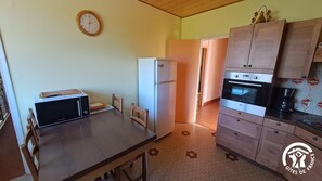 Fridge, microwave, dishwasher, coffee/tea maker - Les Barreaux - MONTVALEN (MONTVALEN)