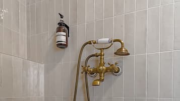 Quarto casal básico | Banheiro