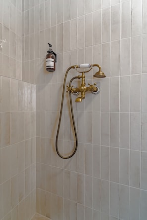 Basic-Doppelzimmer | Badezimmer