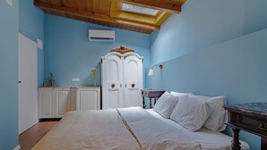A bedroom with a bed, a wardrobe, a desk, and a skylight. - The Vlasta Collection Rooms (Zagreb)