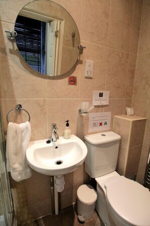 Dusj, hårføner, håndklær og såpe