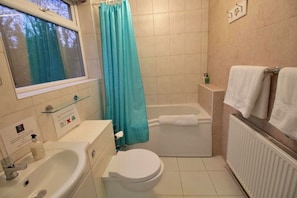Shower, hair dryer, towels, soap - Studio Room - Tennyson (Lincoln)