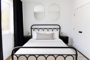 2 bedrooms, WiFi, bed sheets - Scenic year round cabin at Lac La Nonne (Lac Ste Anne county)