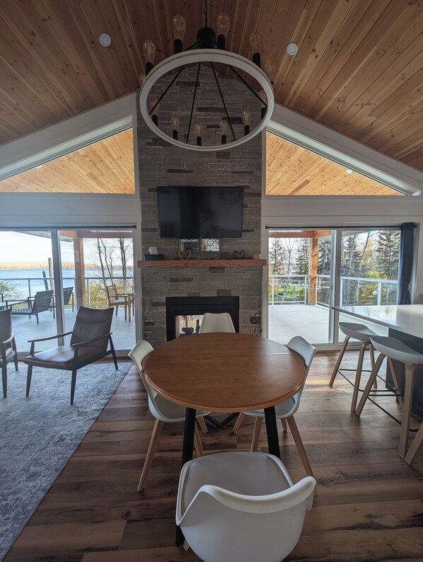 Dining - Scenic year round cabin at Lac La Nonne (Lac Ste Anne county)