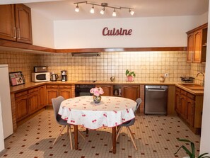 ثلاجة، ميكروويف، فرن، غسالة أطباق