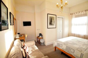 1 habitación, tabla de planchar con plancha, wifi gratis y ropa de cama