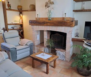 Una televisión, una chimenea