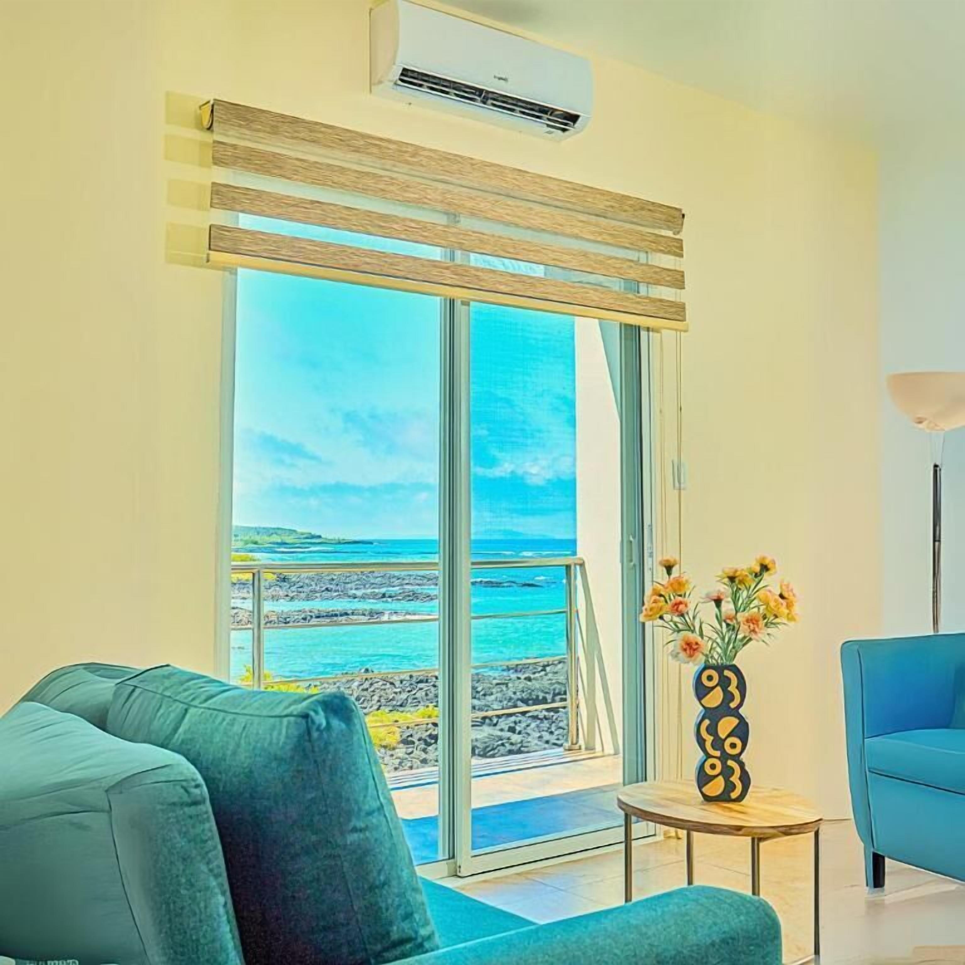 Suite, Balcony, Sea View | Living area