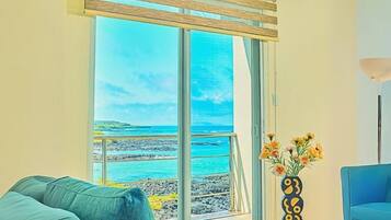 Suite, Balcony, Sea View | Living area