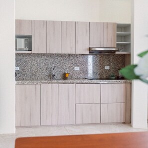 Sviitti, parveke, merinäköala | Yksityinen keittiö | Jääkaappi, mikroaaltouuni, keittoastiat/astiat/ruokailuvälineet