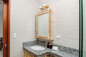Business suite, 1 slaapkamer, uitzicht op zee | Badkamer | Een douche, gratis toiletartikelen, handdoeken, zeep