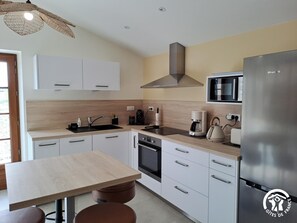 Fridge, microwave, oven, dishwasher - Gîte de Sarrasi sleeps 4 (SOUEL)
