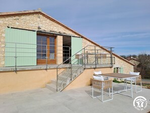 Outdoor dining - Gîte de Sarrasi sleeps 4 (SOUEL)