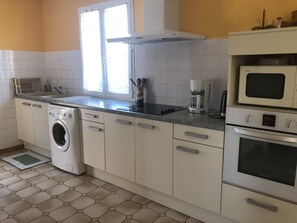 Réfrigérateur, micro-ondes, cafetière/bouilloire, grille-pain