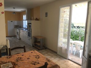 Réfrigérateur, micro-ondes, cafetière/bouilloire, grille-pain