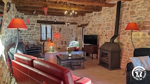 Televisión y chimenea