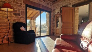 Televisión y chimenea