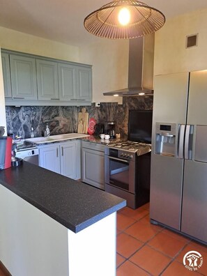 Fridge, microwave, oven, dishwasher - Roquebonne - BURLATS (BURLATS)