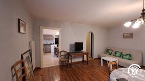 TV - In the center of the village (LAGRAVE)