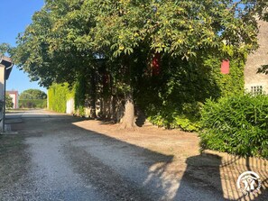Property grounds - In the center of the village (LAGRAVE)