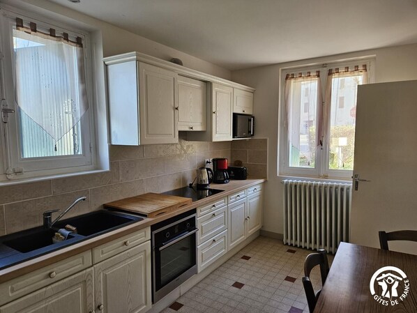 ثلاجة، ميكروويف، فرن، غسالة أطباق