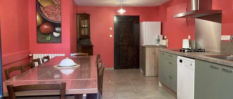 Microondas, horno, lavavajillas y cafetera o tetera