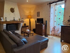 TV, fireplace - La Bouriette du Bout du Pont (BOUT DU PONT DE LARN)