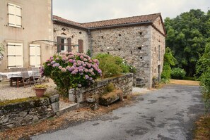 Outdoor dining - La Garrigue small gîte (ST SALVY DE LA BALME)
