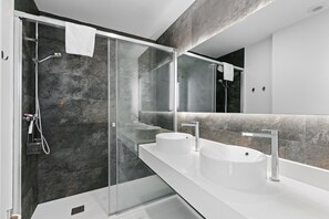 Dusche, Haartrockner, Handtücher