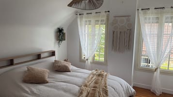 2 bedrooms, iron/ironing board, WiFi, bed sheets